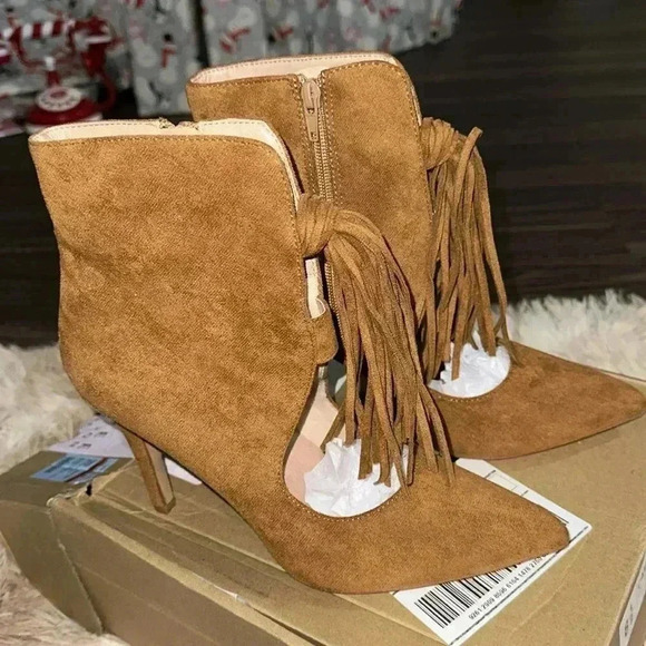 NWB CAMERON HEELED BOOTIES IN FAUX SUEDE - Picture 3 of 6